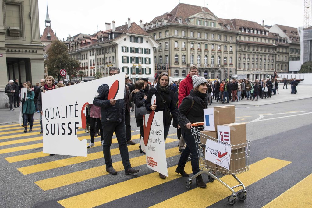 Il 10 ottobre del 2016 a Berna vengono consegnate oltre 120 mila firme (Keystone)