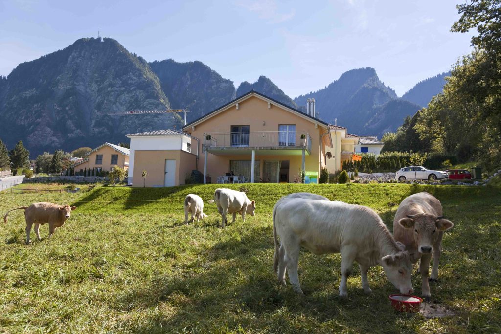 Uno studio della Wüest Partner stima in 1,3 milioni il costo di un abitazione di quattro locali in città e di 750mila franchi in periferia (Keystone)