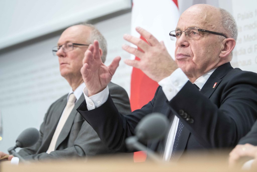 Secondo tentativo per il ministro Maurer, in un’immagine d’archivio con il direttore dell’amministrazione federale delle contribuzioni Hug (Keystone)