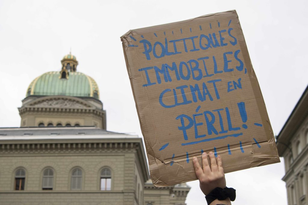 Mentre a Palazzo federale i parlamentari discutevano, fuori alcuni manifestanti protestavano... (Keystone)