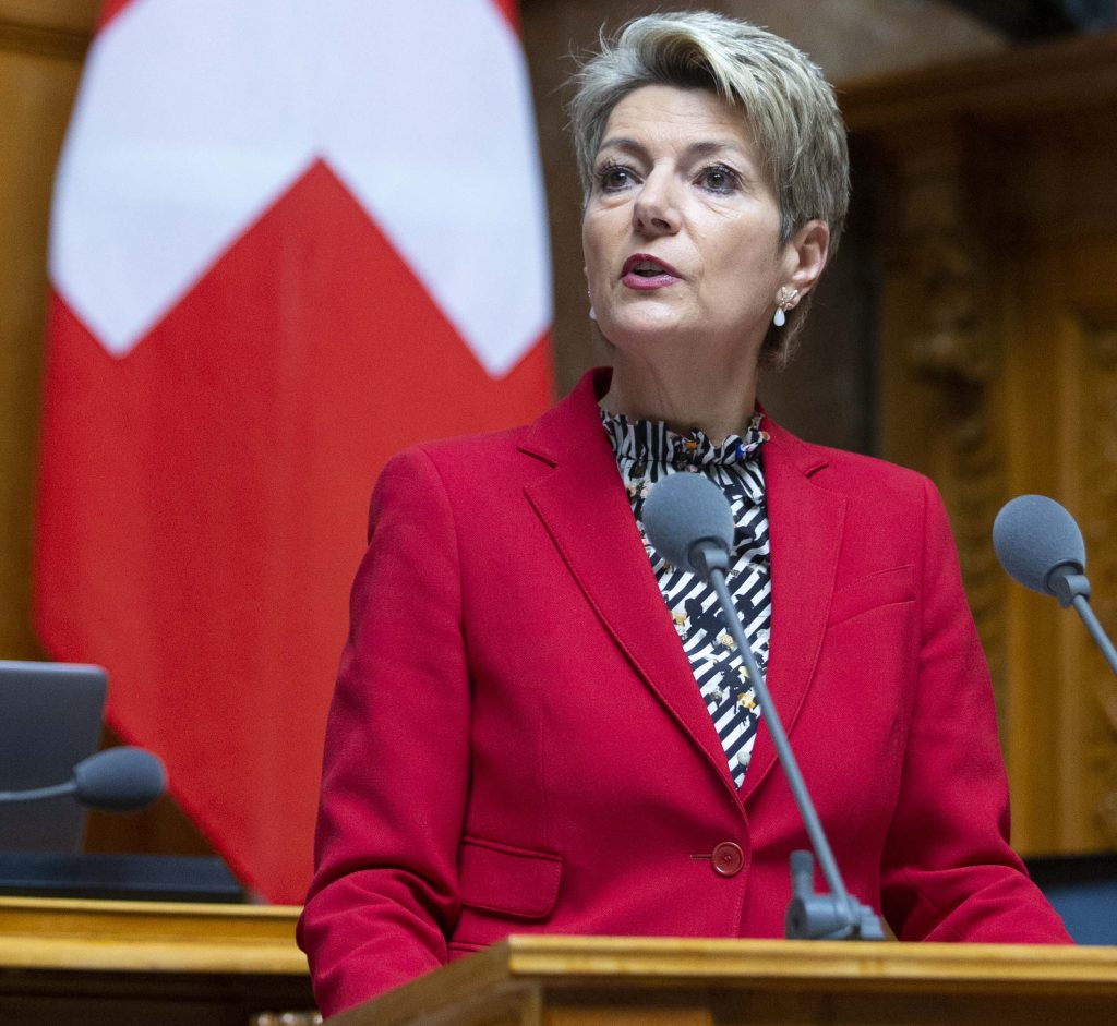Karin Keller-Sutter è più critica riguardo questa iniziativa popolare rispetto a Simonetta Sommaruga (Keystone)