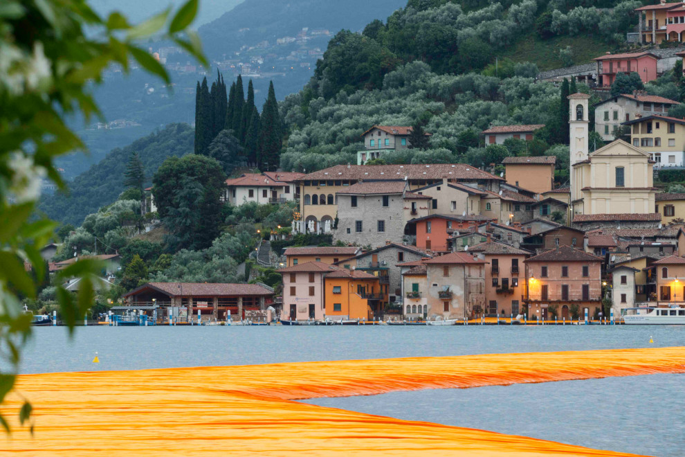 L’installazione di Christo e Jeanne Claude Floating Piers, sul lago di Iseo, nel 2017 (Keystone)