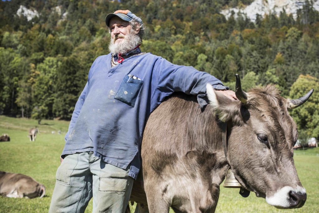 Armin Capaul, fotografato nei suoi pascoli di Perrefitte, nei pressi di Moutier (Keystone)