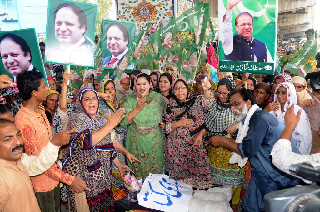 Sostenitori di Nawaz Sharif protestano contro la sua destituzione (Keystone)