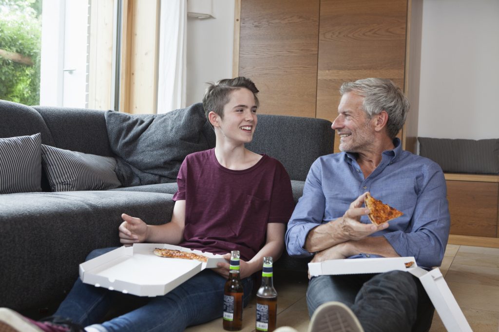 Gli adolescenti hanno bisogno di persone di riferimento, non di genitori amici (Keystone)