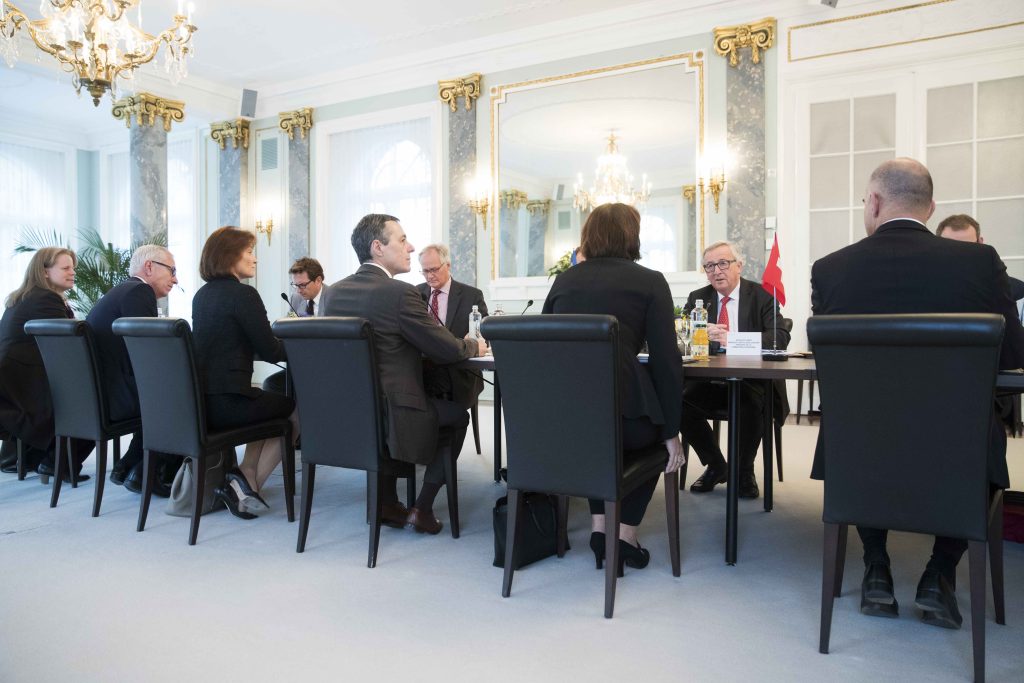 Dopo la «politica degli abbracci» di Doris Leuthard verso Jean-Claude Juncker, ci vuole una strategia diplomatica più consistente (Keystone)