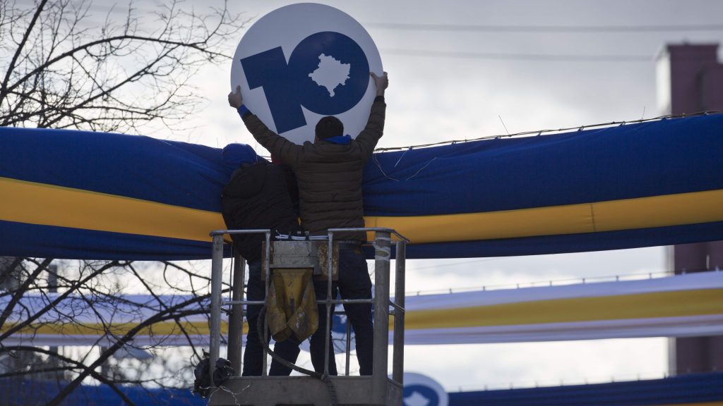 Preparativi a Pristina per le celebrazioni del decimo anniversario dell’indipendenza (Keystone)