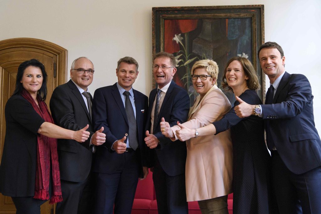 Il PBD ha superato la prova di Berna: Beatrice Simon, terza da destra fra gli altri consiglieri di Stato, è stata rieletta in Governo (Keystone)