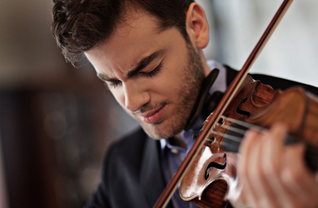 Il violinista Emmanuel Tjeknavorian si esibirà a Lugano il 14 marzo