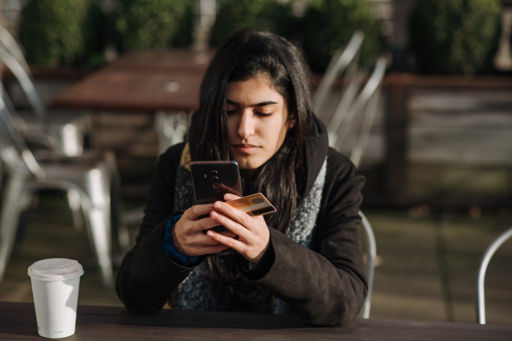 I Genzers fanno acquisti soprattutto online tramite smartphone (Pexels.com)