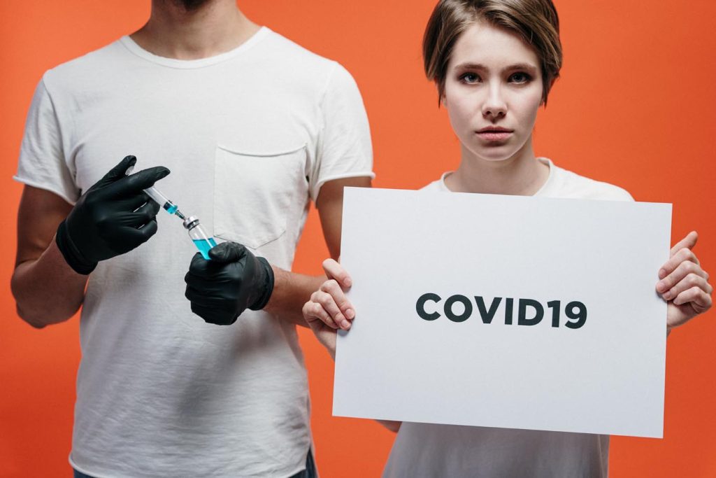 L’unica alternativa al vaccino, per ora, sono le misure di prevenzione: distanza sociale, mascherina e disinfettanti (Pexels.com)