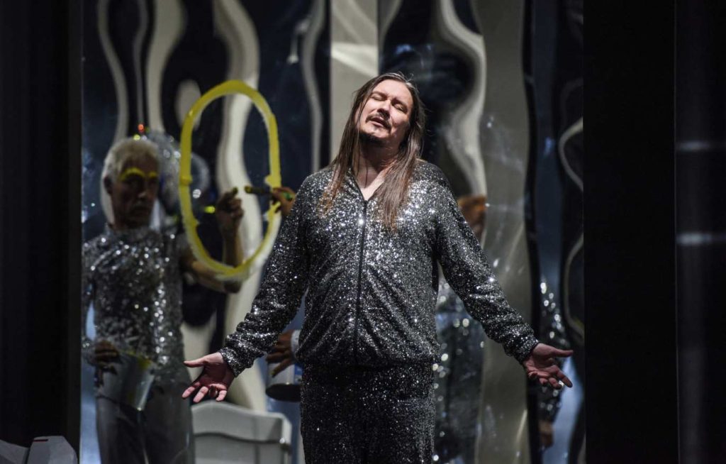 Daniel Frank in abito luccicante (Christian Kleiner)