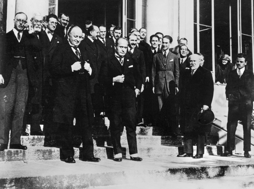 Al centro Benito Mussolini dopo una riunione della Conferenza di Losanna il 4 dicembre 1922. Insieme a lui, tra gli altri, l’allora ministro degli Esteri britannico George Curzon e il primo ministro francese Raymond Poincaré (Keystone)