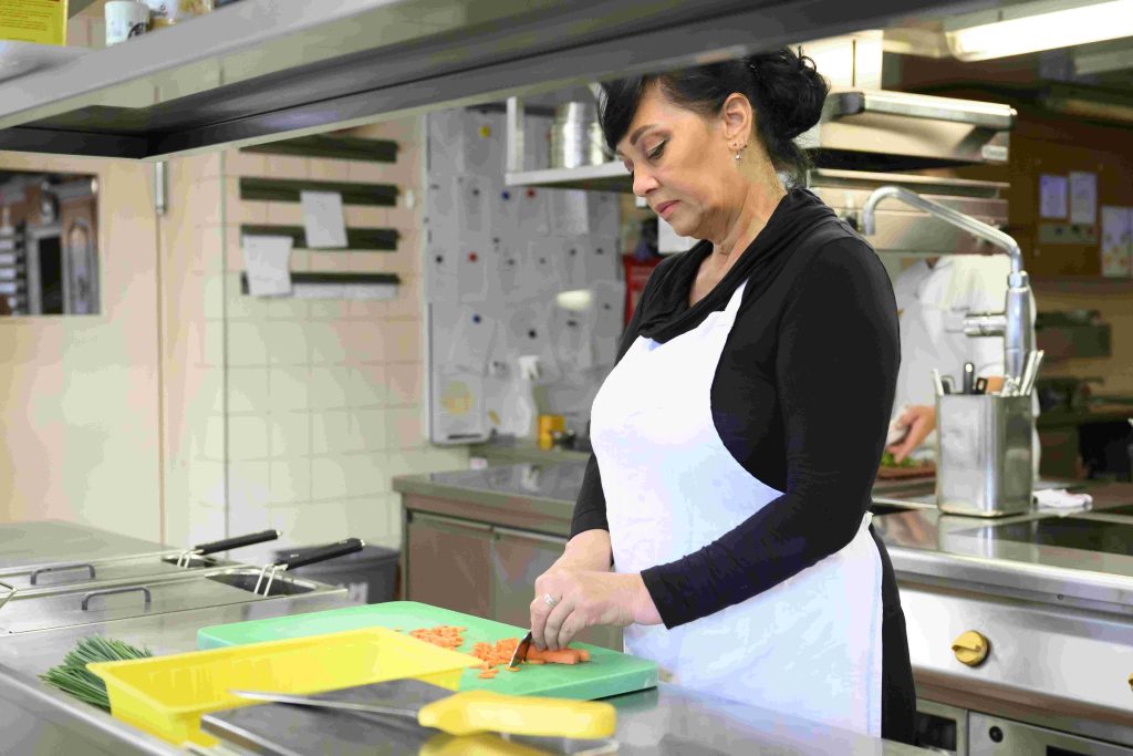 L’ucraina Olha Shymko, fra le prime a ottenere lo statuto S, al lavoro nella cucina di un ristorante del Canton Berna (Keystone)