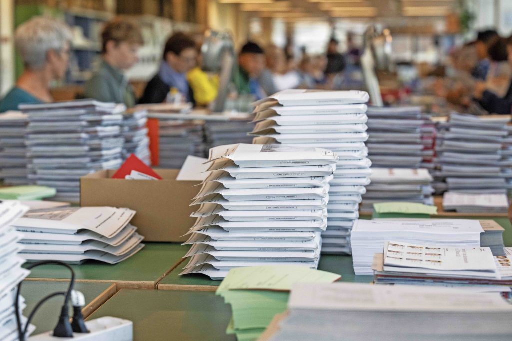 Materiale elettorale destinato alla regione di Oberaargau, Canton Berna (Keystone)