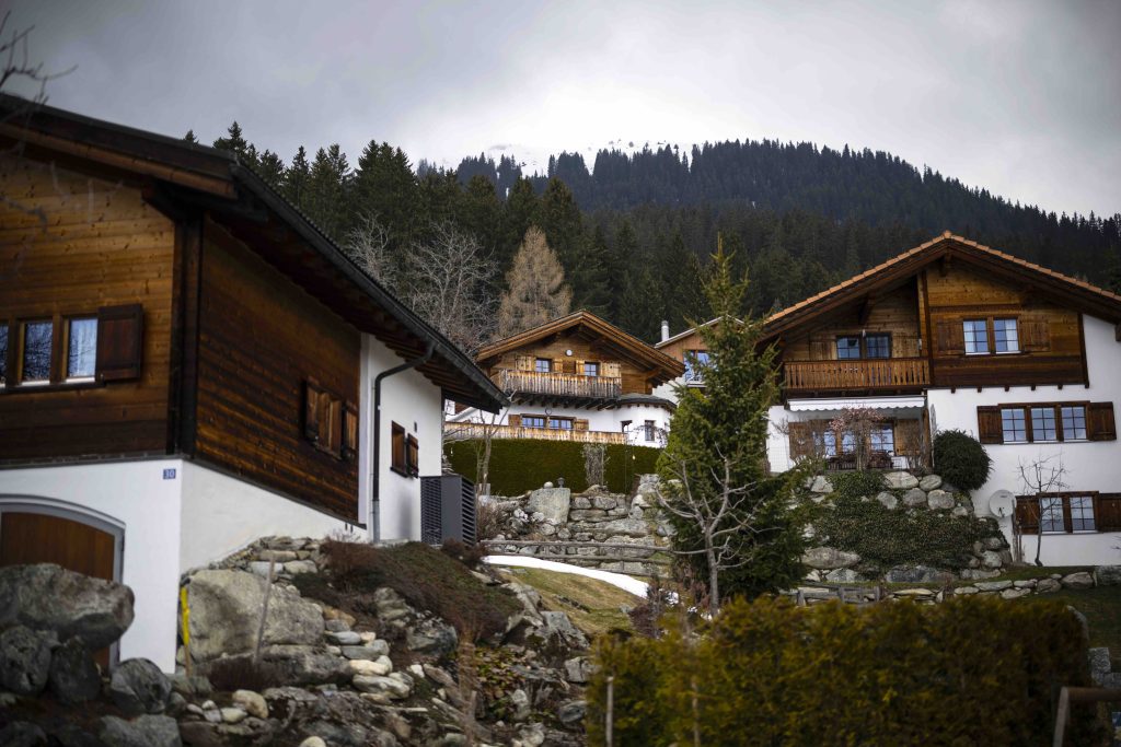 Case di vacanza a Brigels, nei Grigioni. Uno dei temi che hanno suscitato polemiche sulla Costituzione è proprio quello delle abitazioni secondarie (Keystone)