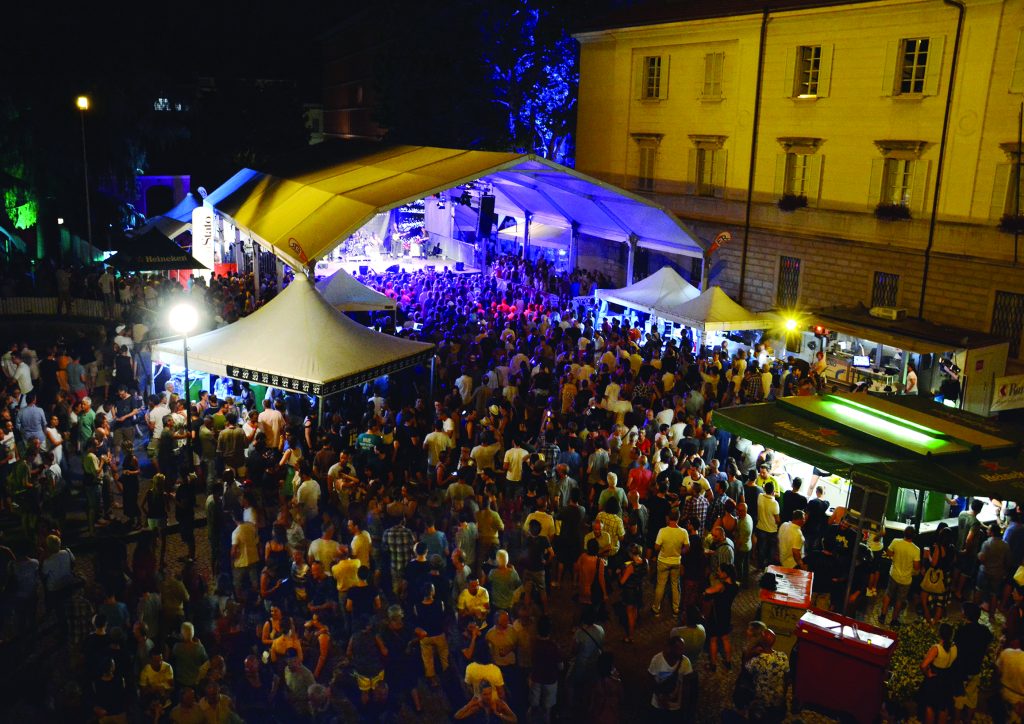 Il pubblico di questo evento in Piazza Governo nel 2017  (www.bellinzonablues.ch)