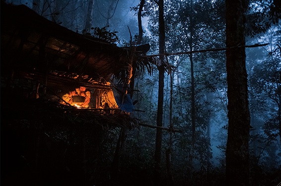 Long Tevenga, Malaysia, 2016: Méri Peng e la figlia Yonani nella loro capanna (© Tomas Wüthrich)