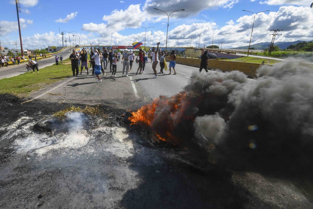 Manifestazione contro la rielezione di Maduro a Valencia, in Venezuela, a fine luglio (Keystone)