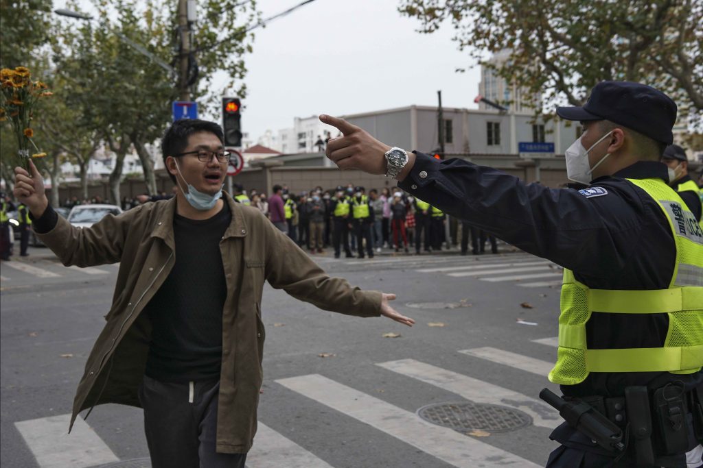 Protesta contro la politica «zero Covid» a Shanghai il 27 novembre scorso (Keystone)