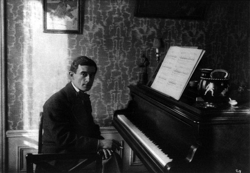 Maurice Ravel (qui nel 1914) sarà ptotagonista della serata con Stravinskij (Wikipedia)