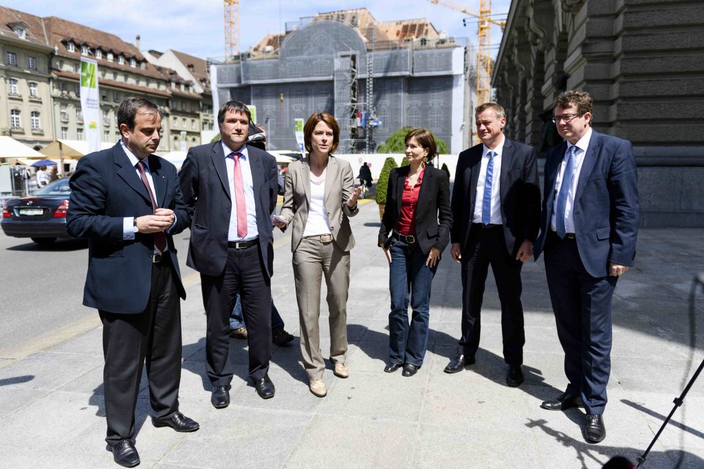 I presidenti dei partiti PPD, PS, PLR, Verdi, BDP, UDC sulla Piazza federale, nella primavera 2016 (Keystone)