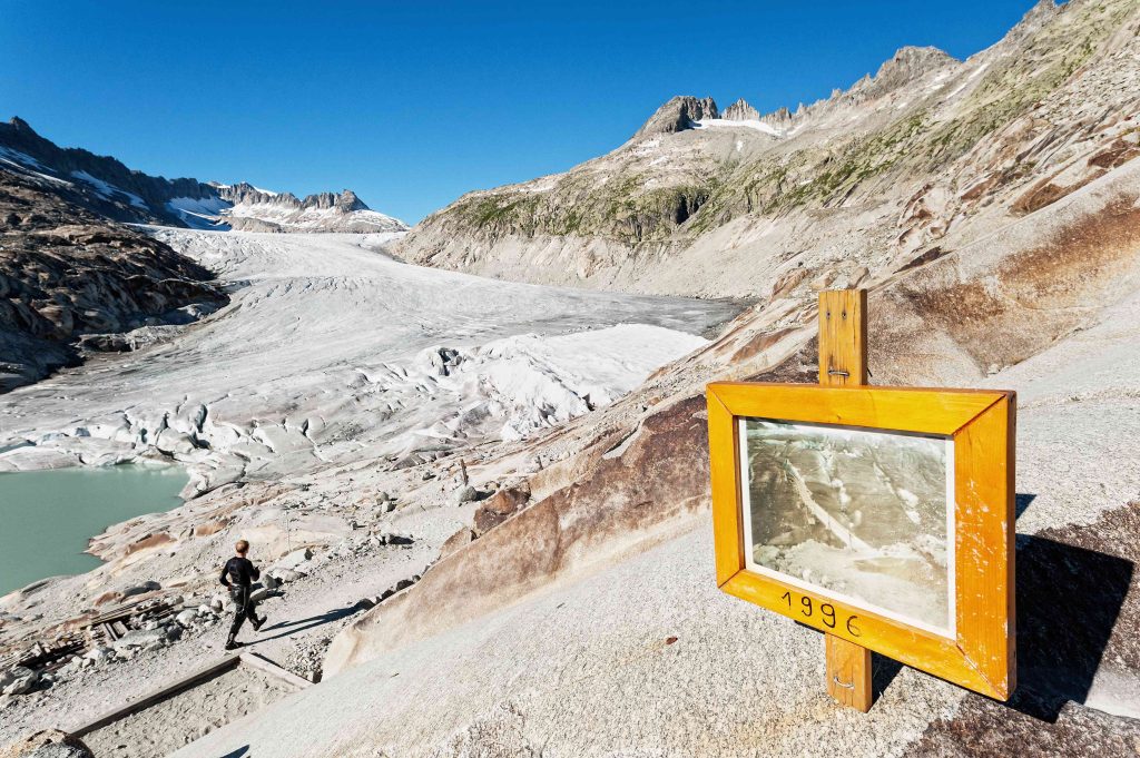 I mutamenti climatici si avvertono anche in Svizzera: nella foto, il ghiacciaio del Rodano; il cartello indica fin dove arrivava nel 1996 (Keystone)