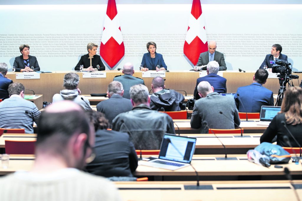 Il 16 marzo 2020 i consiglieri federali Amherd, Keller-Sutter, Sommaruga e Berset annunciano lo stato di necessità in tutta la Svizzera (Keystone)