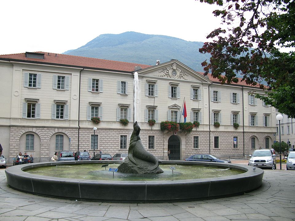 ​L’antico Convento delle Orsoline, ora sede stabile del Governo cantonale, dove nel 1803 si tenne la prima seduta di Gran Consiglio (pagina web del Cantone)