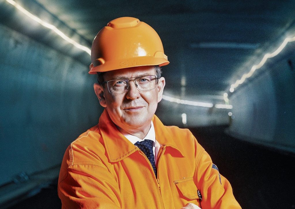 Albert Rösti, in tuta e caschetto arancioni, in visita al cantiere che si trova al centro del tunnel del Gubrist (Michael Sieber)