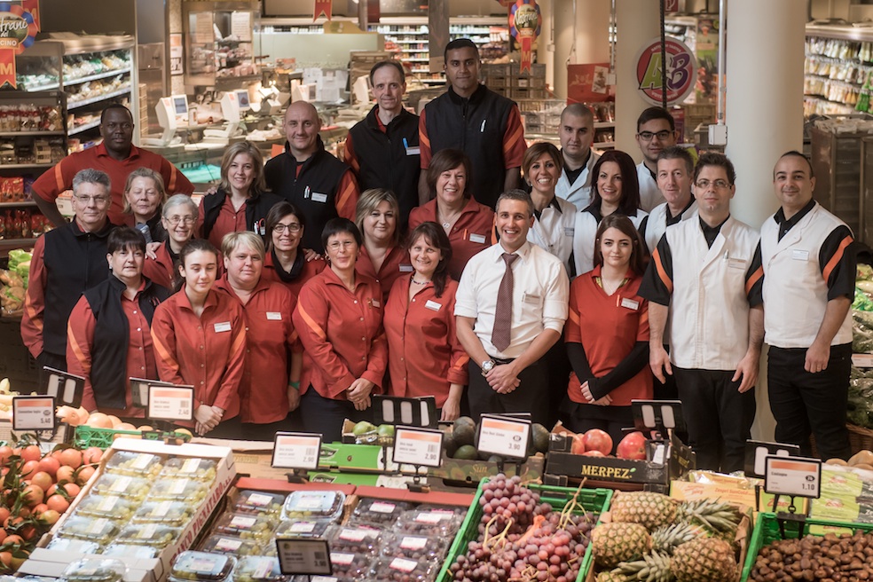 Il team del gerente Stefano Aili (quarto da destra) è pronto a festeggiare questo importante anniversario insieme a tutti i clienti del Luganese (TiPress)