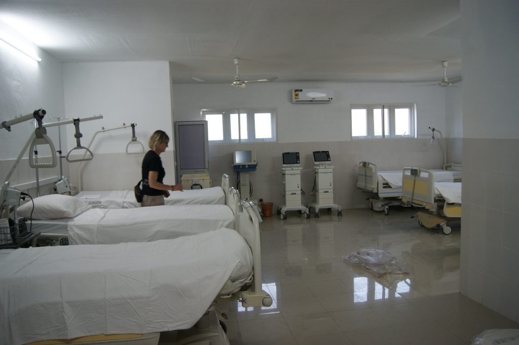 La sala del risveglio allestita con i letti dell'ospedale Civico di Lugano