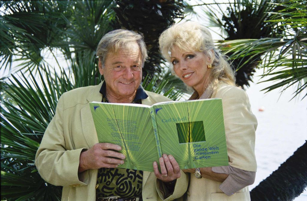 Carl Schell con la moglier Stella Mooney nel suo giardino di Brissago il 25 ottobre 2002 (Keystone)