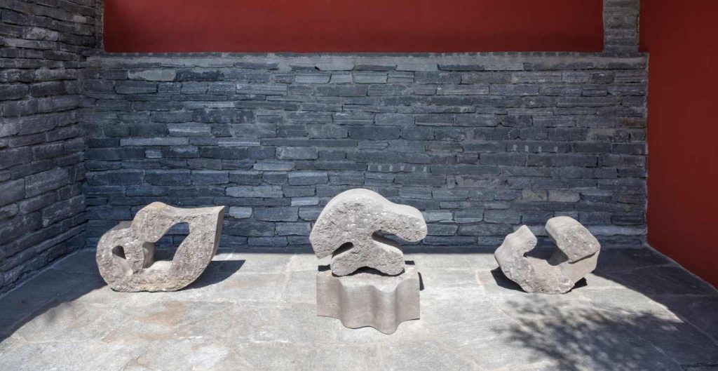 Alcune sculture esterne di Jean Arp