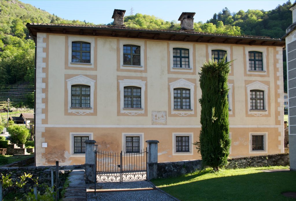 La sede del Museo risale al 1548, sarà trasformato da Giovanni Antonio Viscardi, architetto di corte del principe elettore bavarese, tra il 1680 e il 1700 (Museo Moesano)