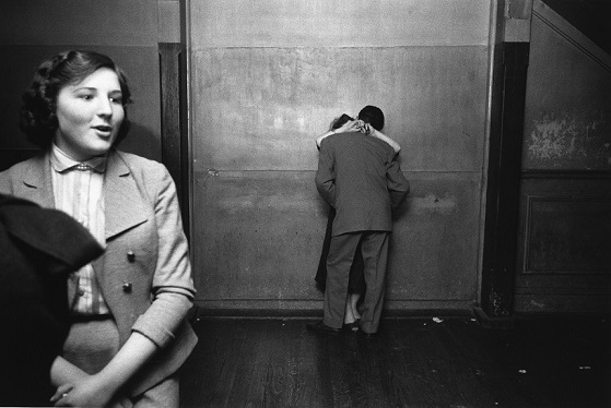 Un abbraccio immortalato dal fotografo svizzero Gotthard Schuh (Keystone)