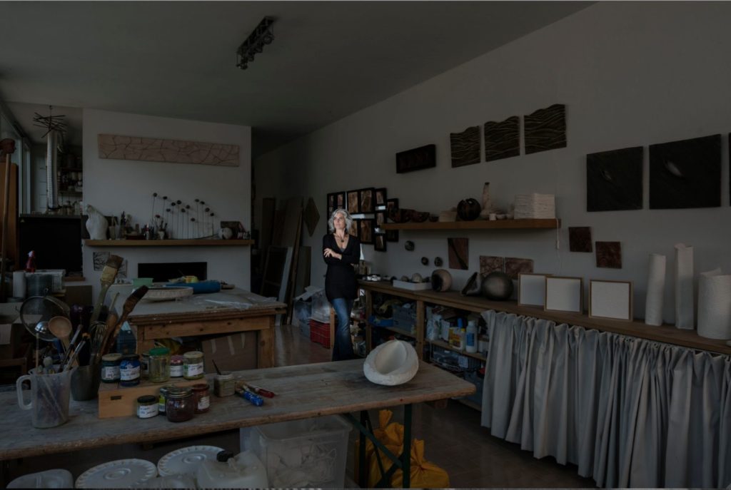 Simona Bellini nel suo atelier di Bruzella (Roberto Pellegrini/ProLitteris)