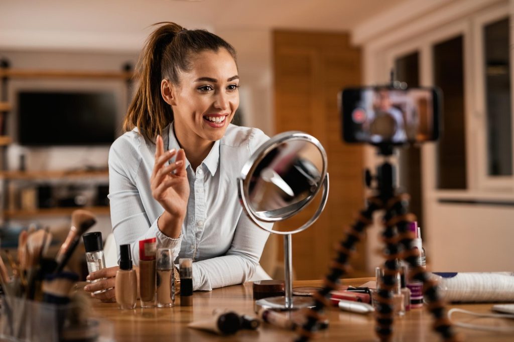 I mondi virtuali pullulano di influencer, e non sempre si tratta di modelli positivi o che vale la pena di seguire (Freepik)