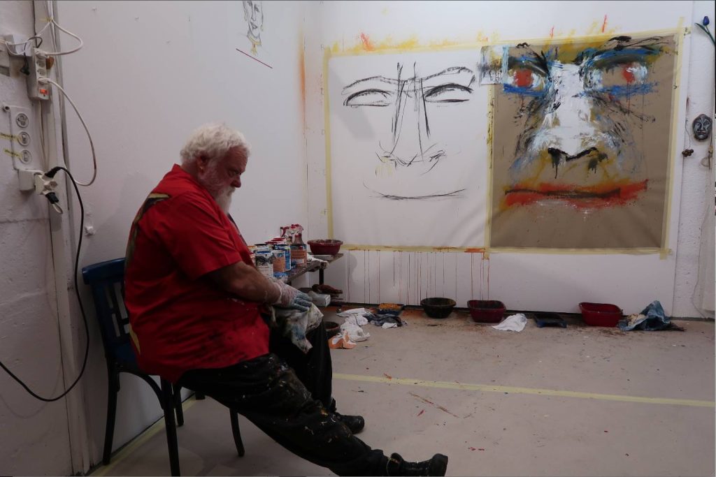 L'artista ticinese Nando Snozzi nel suo Atelier Atthila