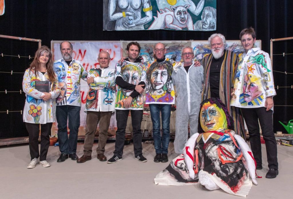 Nando Snozzi e gli altri attori al termine della sua performance artistica