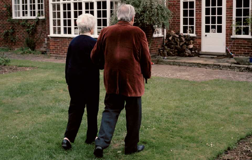 Il filosofo George Steiner insieme alla moglie davanti a casa (2005) (Keystone)