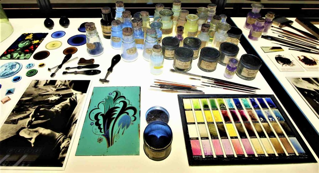 Strumenti e materiali impiegati per la realizzazione di una vetrata (Tommaso Stiano)