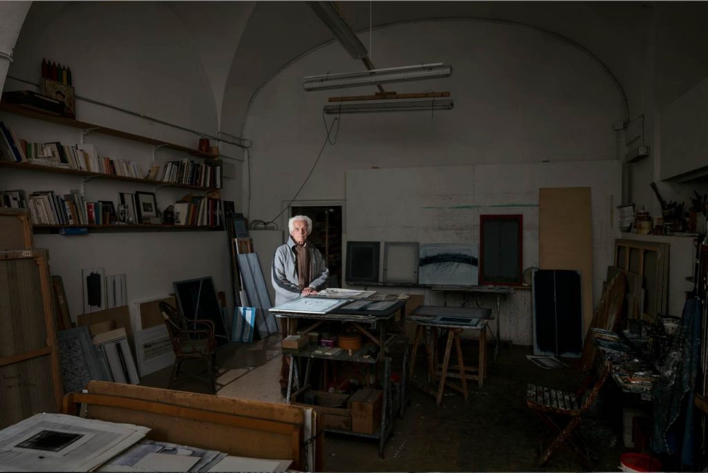 Guido Strazza nel suo atelier di Roma (Roberto Pellegrini/ProLitteris)