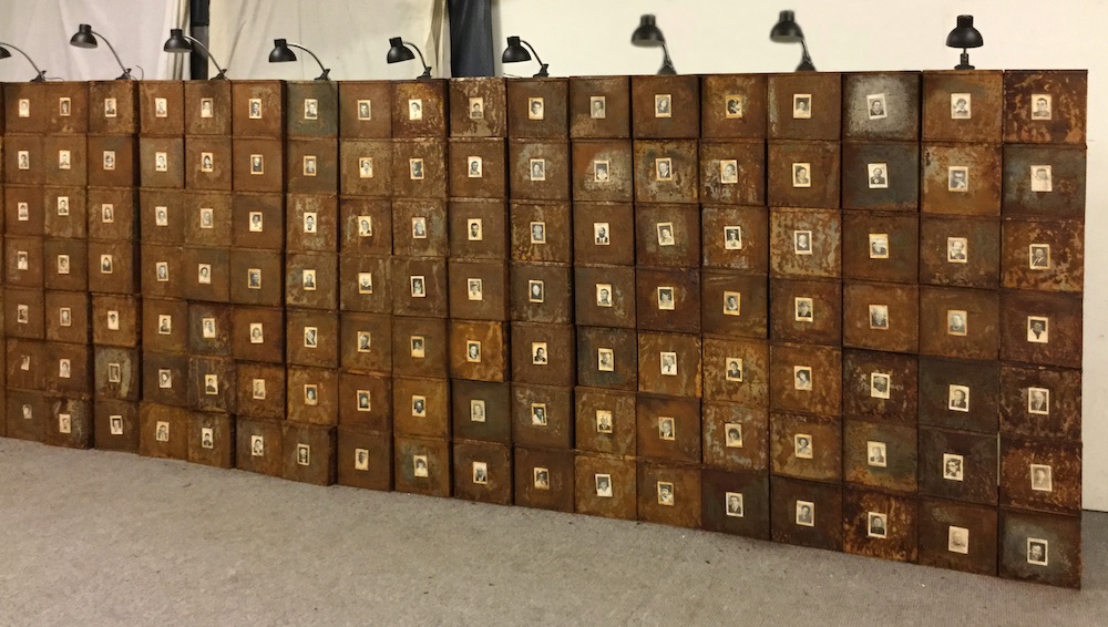Le grand mur des Suisses Morts di Christian Boltanski