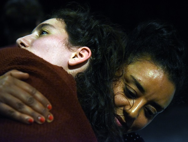 Un intenso momento dello spettacolo dell’Accademia Teatro Dimitri (accademiadimitri.ch)