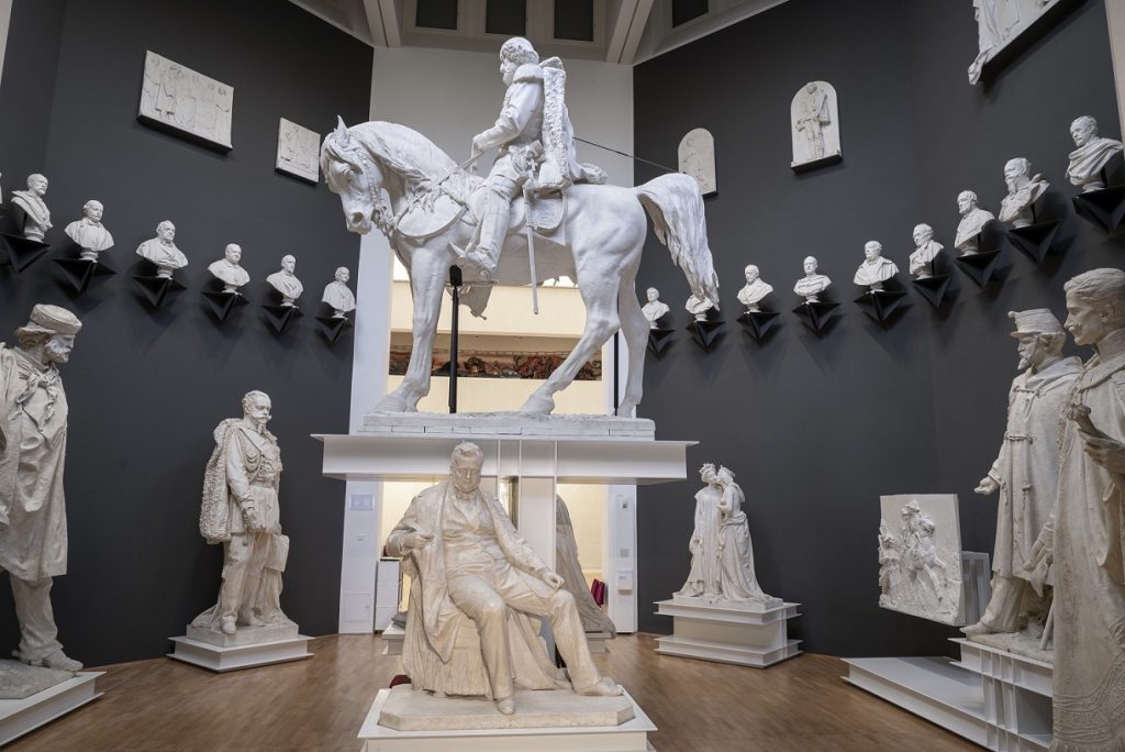 Museo Vincenzo Vela, veduta della Sala I. Il «Pantheon del Risorgimento», con l’odierno allestimento dei modelli originali in gesso Museo Vela (© M. V. Vela - Foto M. Zeni)