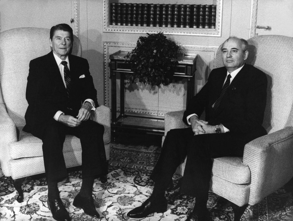 Il primo colloquio privato tra Gorbaciov e Reagan nel novembre 1985 a Ginevra (Keystone)