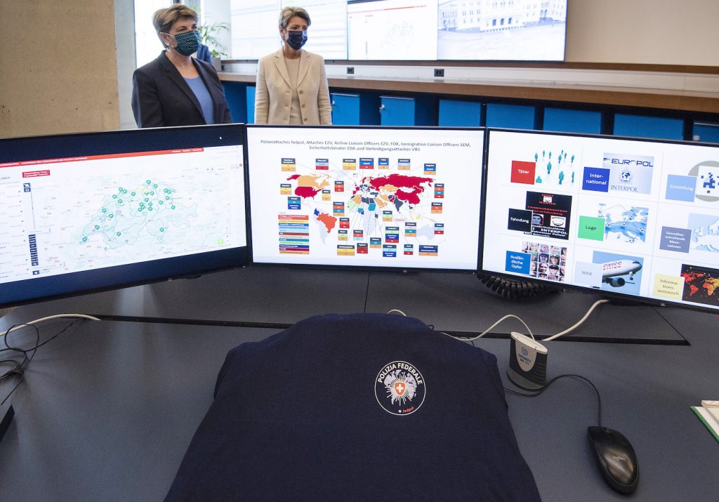 Le consigliere federali Amherd e Keller-Sutter in visita alla fedpol (Keystone)
