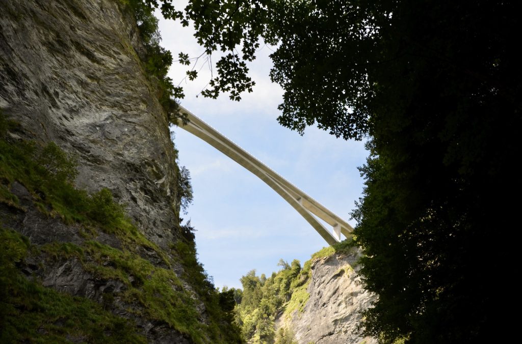 Il ponte sul fiume Tamina