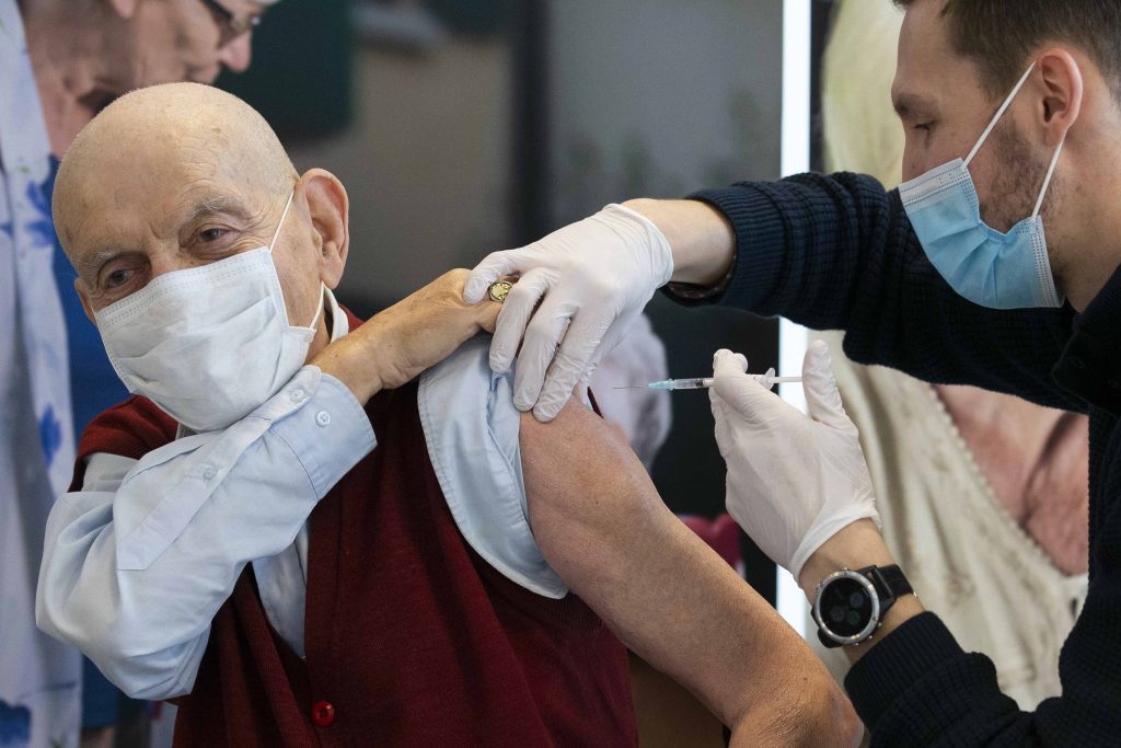 Dapprima gli ospiti delle case anziani, il personale medico e infermieristico e le categorie a rischio, poi chiunque lo richiederà (Keystone)